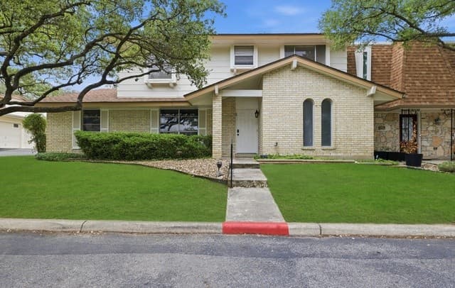 4-bedroom rental at 6106 Vance Jackson Rd Unit 1 in San Antonio, TX — photo 2