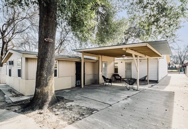 1-bedroom rental at 239 Peabody Ave Unit 3 in San Antonio, TX — photo 2