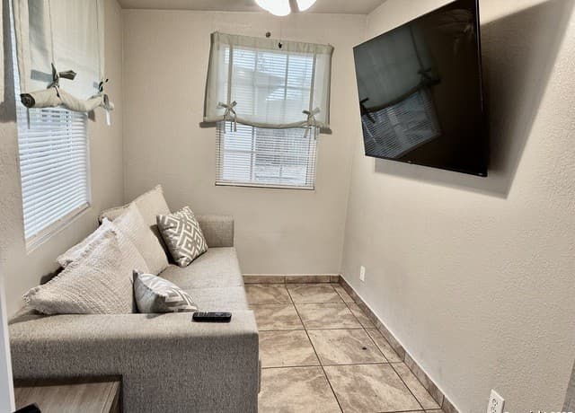 1-bedroom rental at 239 Peabody Ave Unit 3 in San Antonio, TX — photo 3