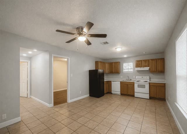 4-bedroom rental at 6721 Brothers Lane in San Antonio, TX — photo 2