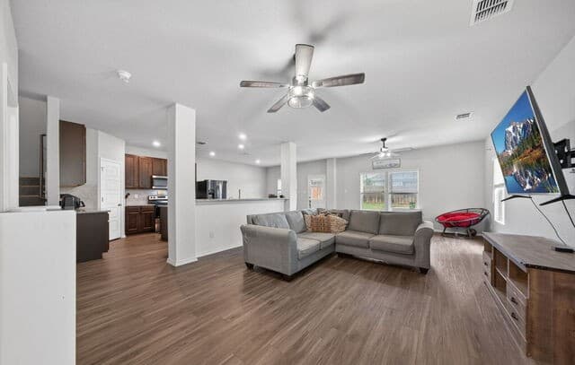 4-bedroom rental at 5910 Frisbee Path in Converse, TX — photo 2