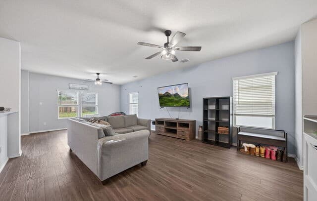 4-bedroom rental at 5910 Frisbee Path in Converse, TX — photo 3