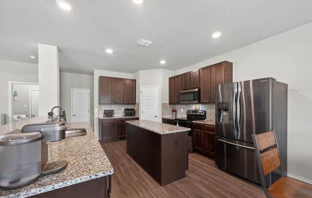 4-bedroom rental at 5910 Frisbee Path in Converse, TX — photo 5