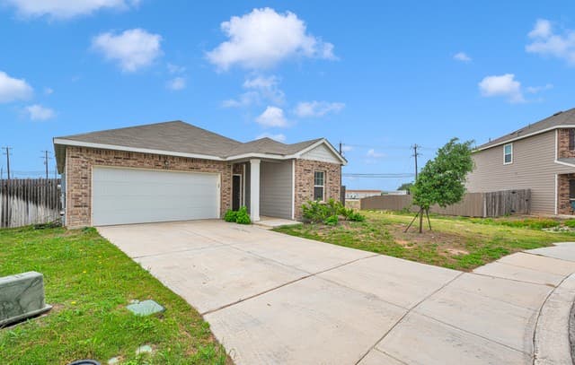 3-bedroom rental at 14303 Gunsight Pass in San Antonio, TX — photo 2