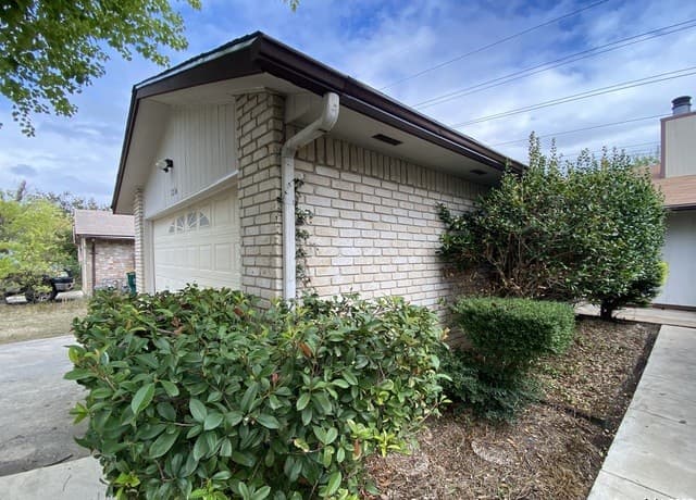 3-bedroom rental at 7214 Rimwood St in Live Oak, TX — photo 2