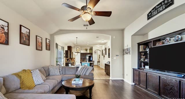 3-bedroom rental at 11323 Oaks Hike in San Antonio, TX — photo 2