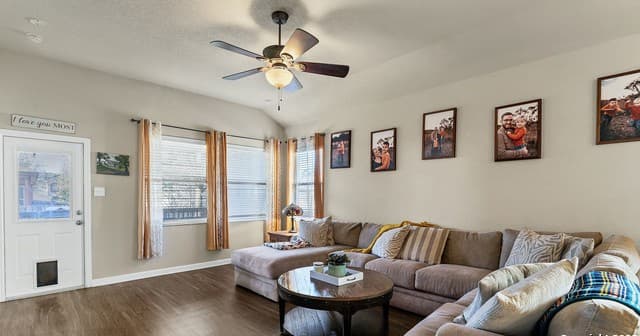 3-bedroom rental at 11323 Oaks Hike in San Antonio, TX — photo 3
