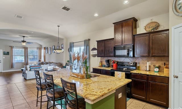 3-bedroom rental at 11323 Oaks Hike in San Antonio, TX — photo 4