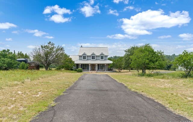 4-bedroom rental at 103 Saddle View Dr in Boerne, TX — photo 2