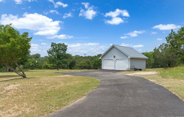 4-bedroom rental at 103 Saddle View Dr in Boerne, TX — photo 3