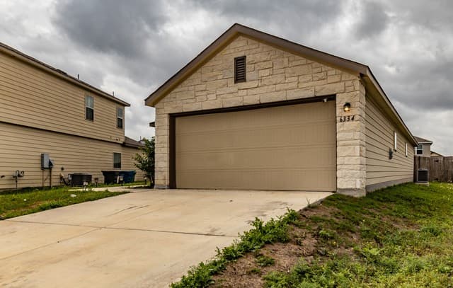 3-bedroom rental at 6334 Willow Point Blvd in San Antonio, TX — photo 2