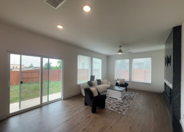 3-bedroom rental at 9531 Stillwater Pass in San Antonio, TX — photo 3