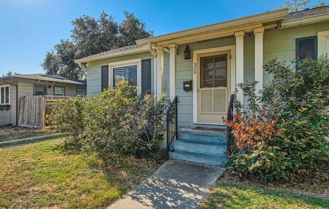 2-bedroom rental at 320 Harmon Dr in San Antonio, TX — photo 2