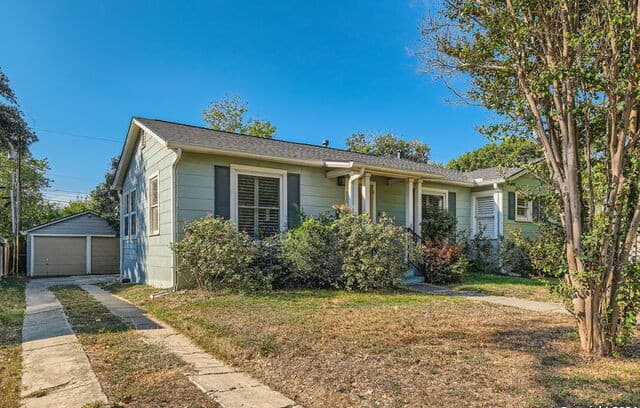 2-bedroom rental at 320 Harmon Dr in San Antonio, TX — photo 3