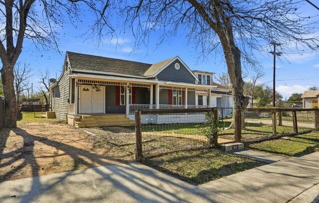 3-bedroom rental at 202 Helena St in San Antonio, TX — photo 2