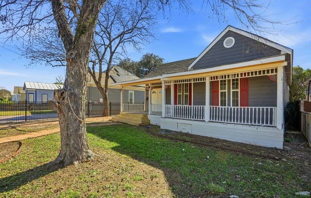 3-bedroom rental at 202 Helena St in San Antonio, TX — photo 3