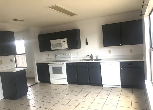 4-bedroom rental at 5742 Summer Fest Dr in San Antonio, TX — photo 2