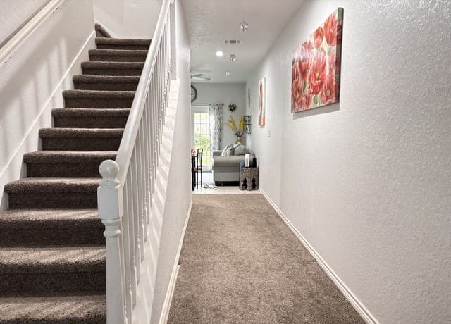 3-bedroom rental at 29 Oak Plaza in San Antonio, TX — photo 2