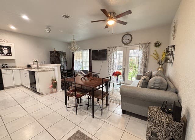 3-bedroom rental at 29 Oak Plaza in San Antonio, TX — photo 3