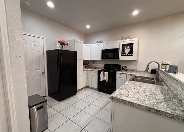 3-bedroom rental at 29 Oak Plaza in San Antonio, TX — photo 5
