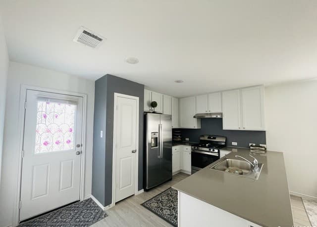 3-bedroom rental at 6948 Calcite Trl in Elmendorf, TX — photo 4