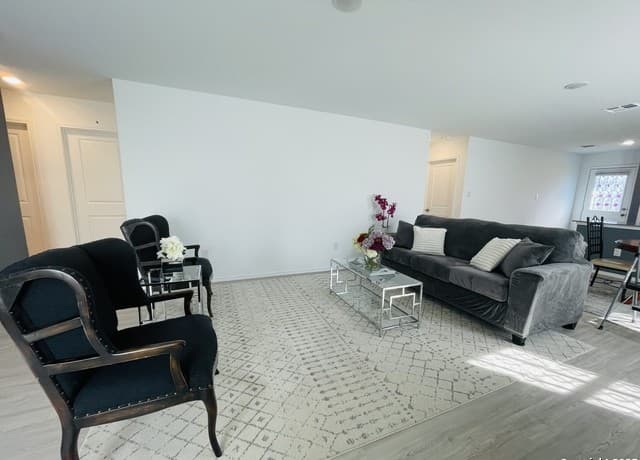 3-bedroom rental at 6948 Calcite Trl in Elmendorf, TX — photo 5