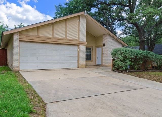 3-bedroom rental at 6203 Fox Creek St in San Antonio, TX — photo 2
