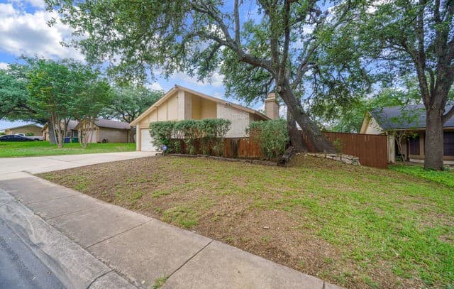 3-bedroom rental at 6203 Fox Creek St in San Antonio, TX — photo 3