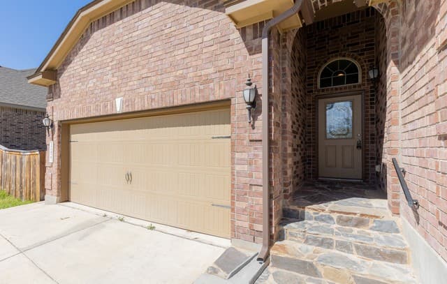 3-bedroom rental at 12427 Law Crk in San Antonio, TX — photo 2