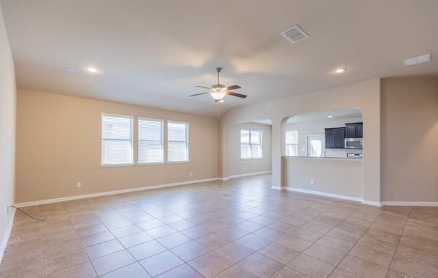 3-bedroom rental at 12427 Law Crk in San Antonio, TX — photo 3