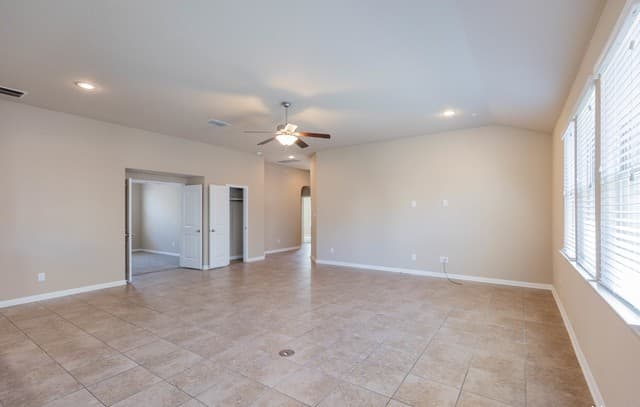 3-bedroom rental at 12427 Law Crk in San Antonio, TX — photo 5