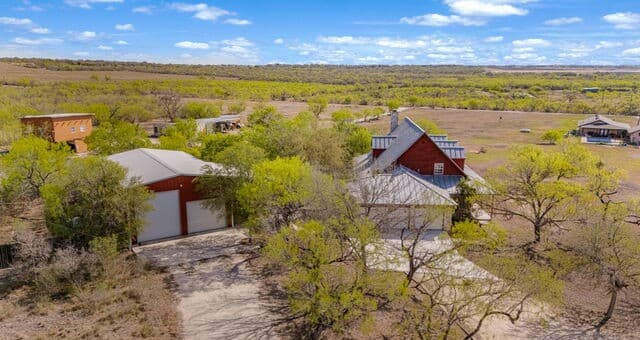 3-bedroom rental at 360 Private Road 4619 in Castroville, TX — photo 2