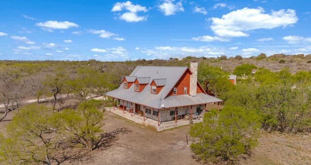 3-bedroom rental at 360 Private Road 4619 in Castroville, TX — photo 3