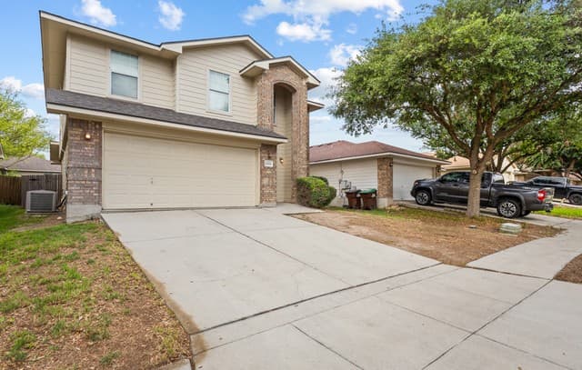 3-bedroom rental at 6526 Charles Field in San Antonio, TX — photo 2