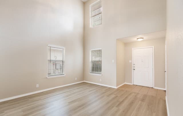 3-bedroom rental at 6526 Charles Field in San Antonio, TX — photo 3