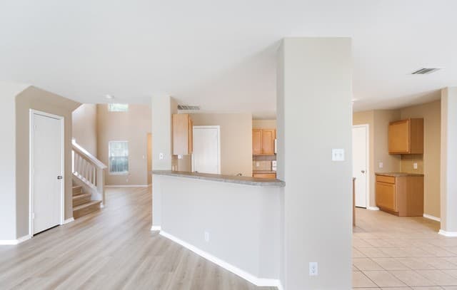 3-bedroom rental at 6526 Charles Field in San Antonio, TX — photo 5