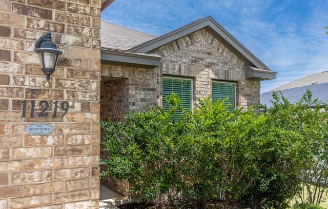 3-bedroom rental at 11219 Pomona Park Dr in San Antonio, TX — photo 2