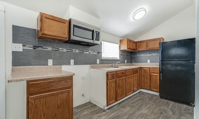0rental at 3430 S Flores Unit 4 in San Antonio, TX — photo 2