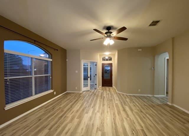 3-bedroom rental at 8935 Liberty View in Converse, TX — photo 2