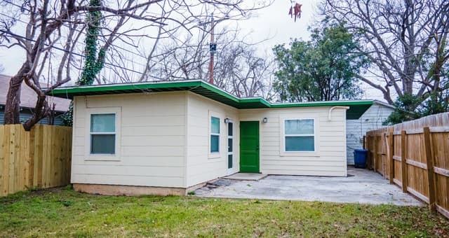 2-bedroom rental at 130 E Norwood Ct Unit 3 in San Antonio, TX — photo 2