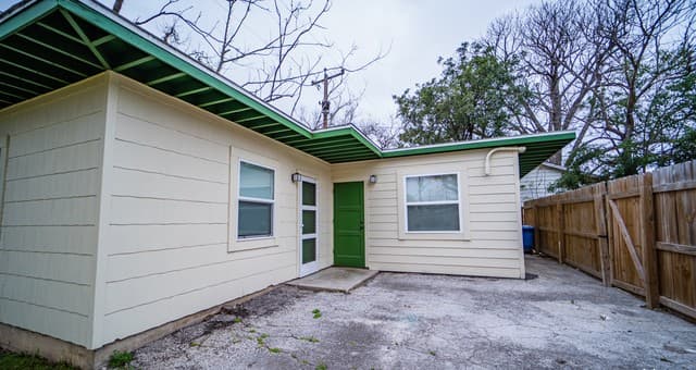 2-bedroom rental at 130 E Norwood Ct Unit 3 in San Antonio, TX — photo 3
