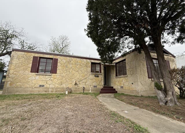 4-bedroom rental at 374 Meredith in San Antonio, TX — photo 2
