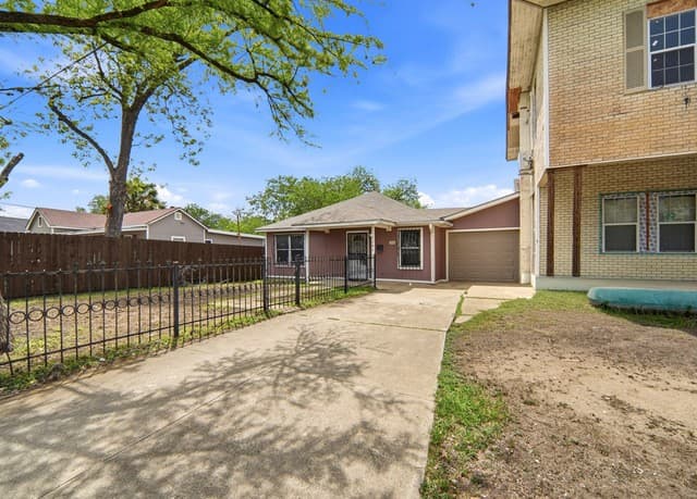 2-bedroom rental at 1301 S Palmetto in San Antonio, TX — photo 2