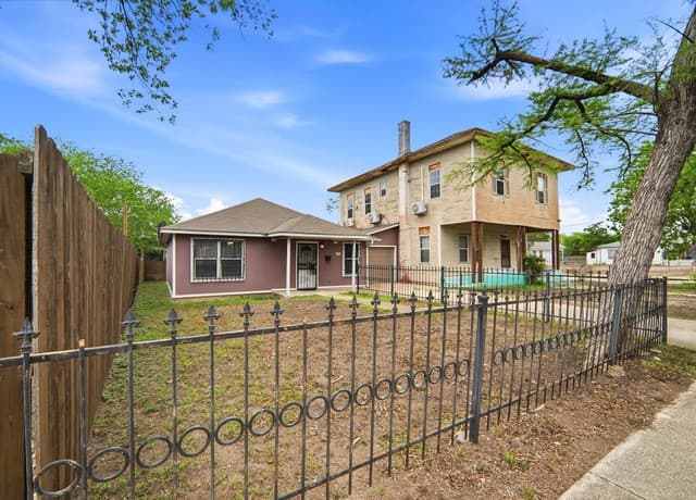 2-bedroom rental at 1301 S Palmetto in San Antonio, TX — photo 3