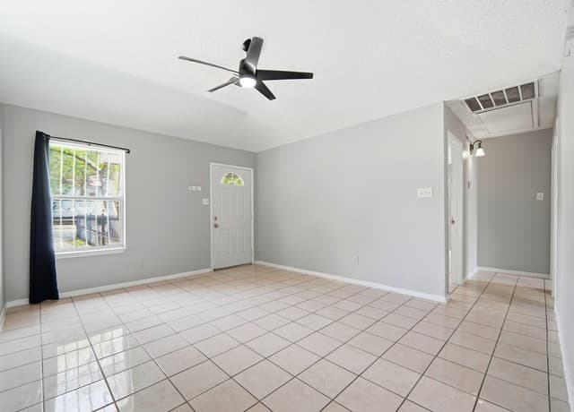 2-bedroom rental at 1301 S Palmetto in San Antonio, TX — photo 5
