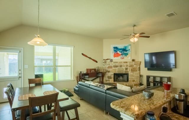 3-bedroom rental at 420 Cactus Flower in Cibolo, TX — photo 3