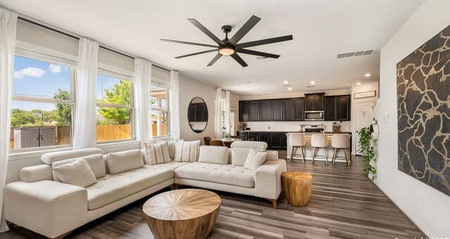 4-bedroom rental at 9521 Dak Ave in San Antonio, TX — photo 5