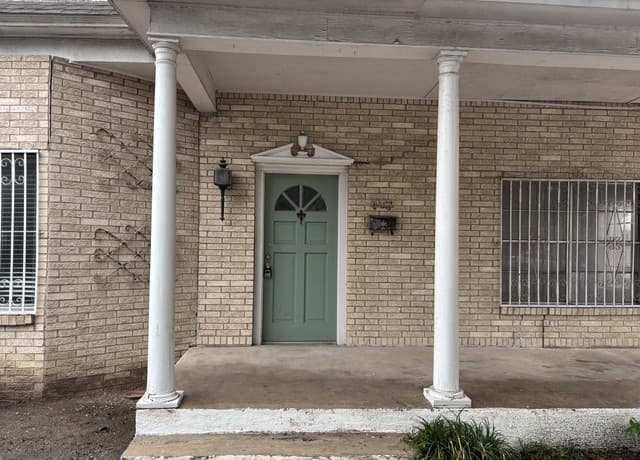 2-bedroom rental at 1021 S Alamo in San Antonio, TX — photo 2