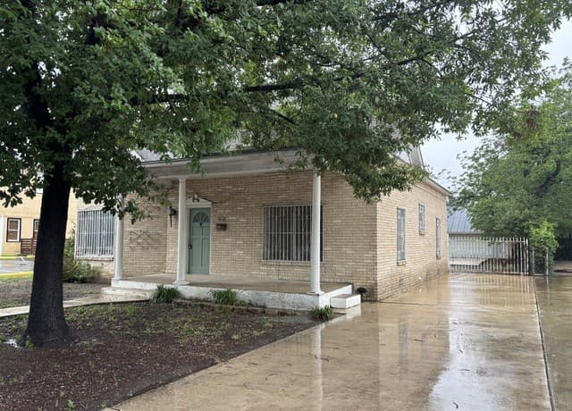 2-bedroom rental at 1021 S Alamo in San Antonio, TX — photo 3