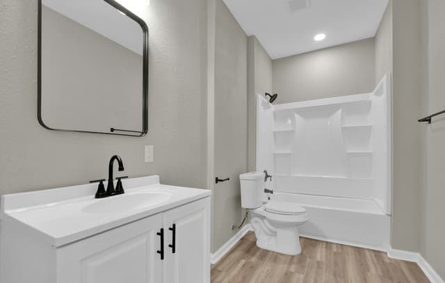 4-bedroom rental at 439 W Lubbock St in San Antonio, TX — photo 4